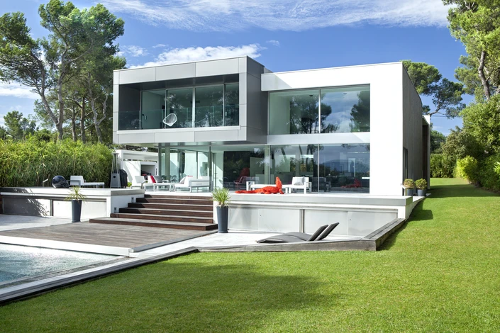 Ordinateur portable, réseau et centre de données avec une femme noire, ingénieur informatique travaillant dans une salle de serveurs sombre