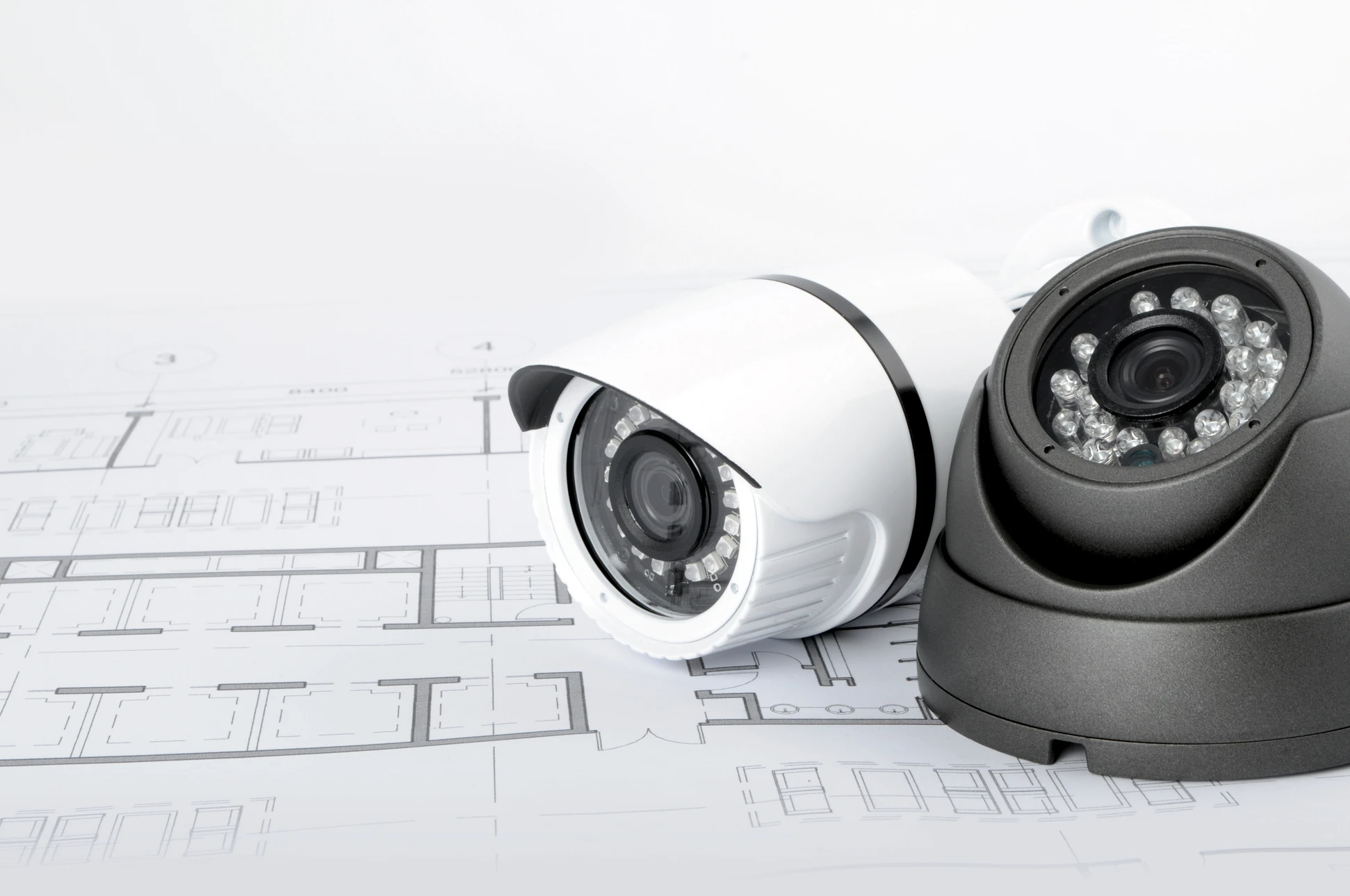 Homme entrant le code sur le système d'alarme à la maison, gros plan