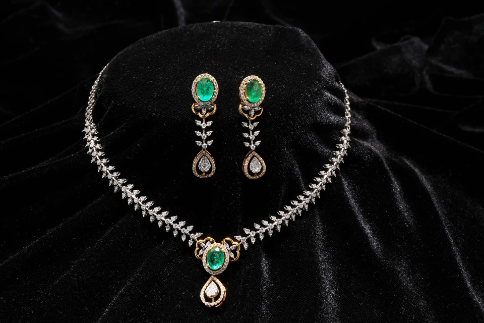 Collection de montres de luxe dans un écrin en cuir noir avec compartiments capitonnés de tissu rose