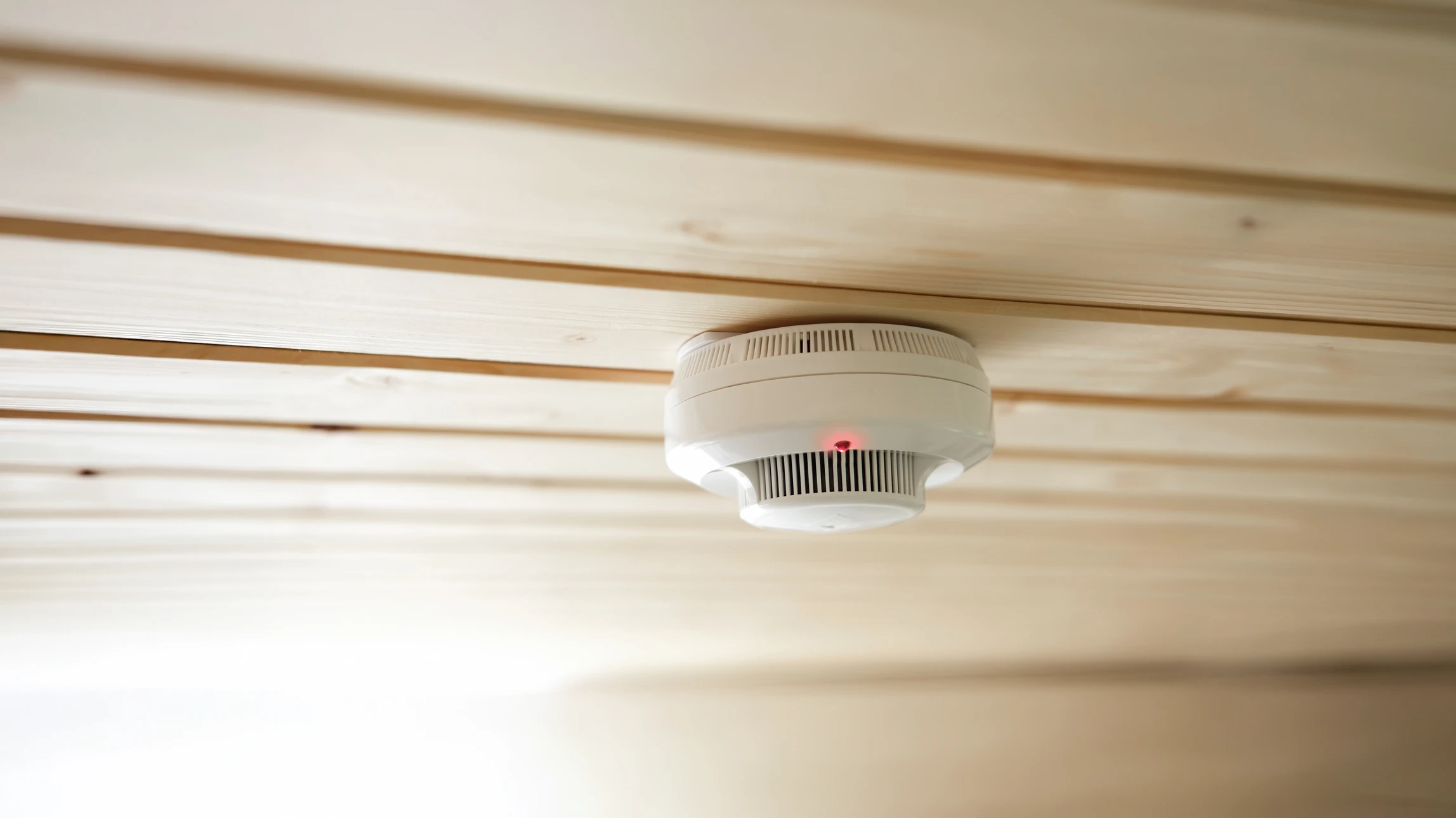 Intérieur de bureau en feu avec flammes oranges envahissant un couloir