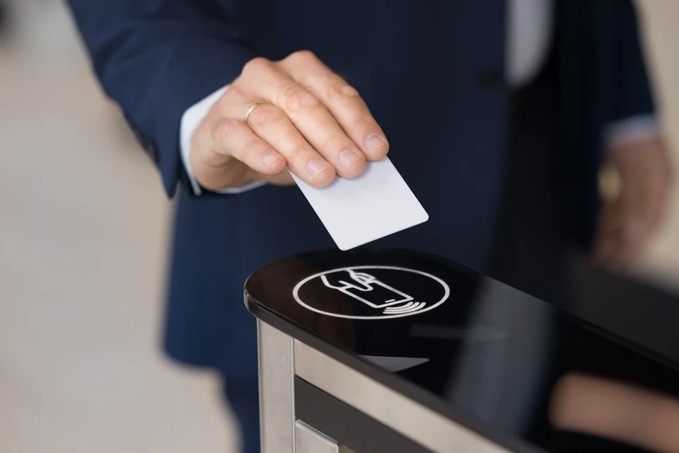 Scène de bureau virtuel avec écran d'ordinateur affichant interface de gestion de tâches avec listes de contrôle cochées