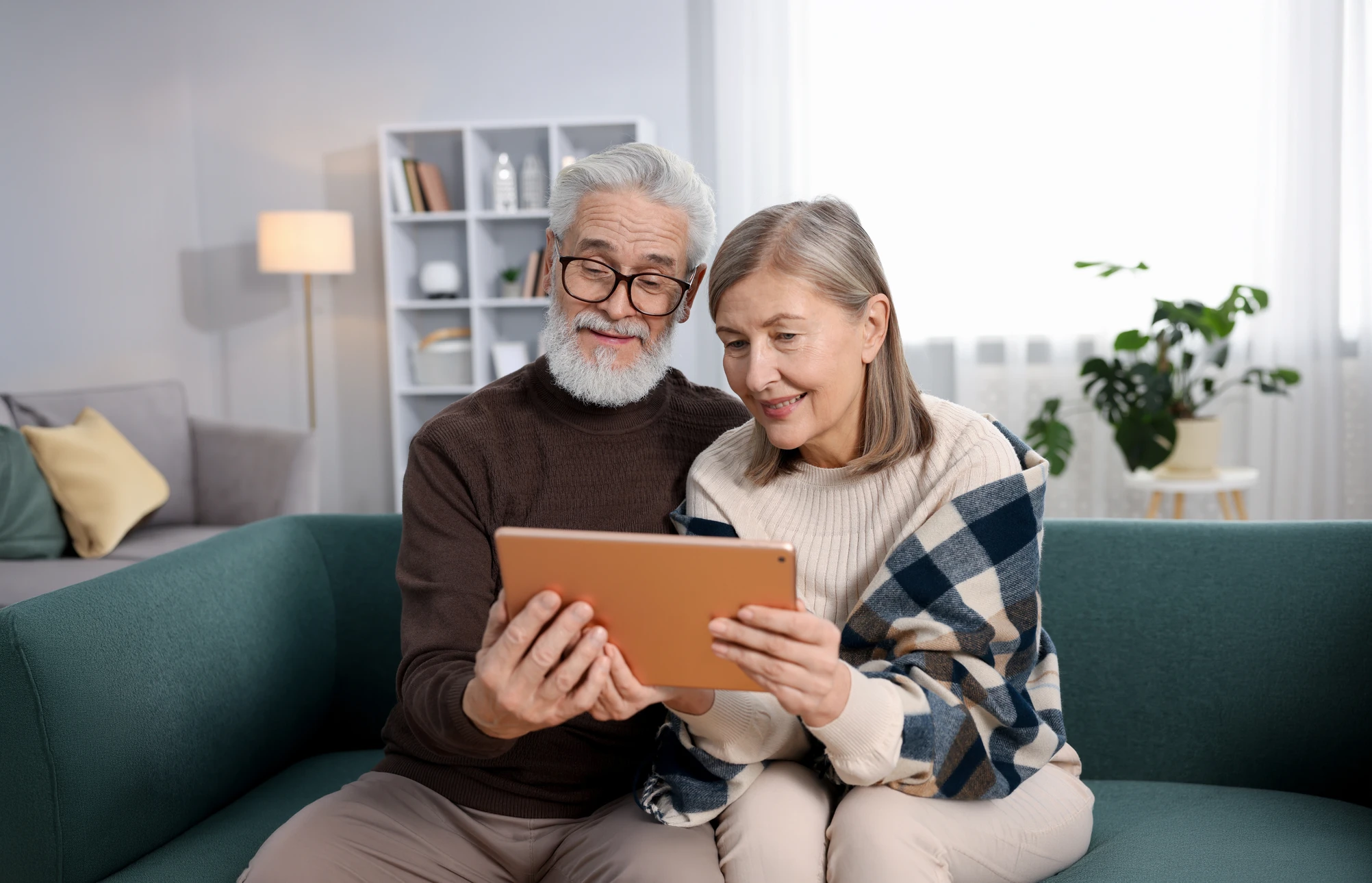 Jeune femme noire ayant appel à la Vidéo, utilisant un ordinateur portable, portant des écouteurs sans fil en néon