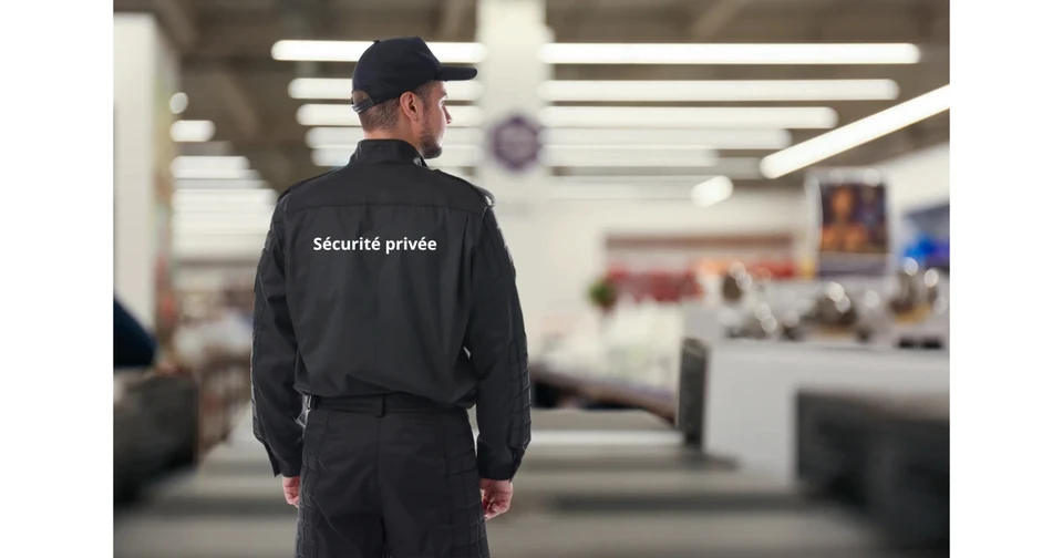 Scène extérieure d'un terminal logistique avec agent en gilet haute visibilité jaune effectuant contrôle documentaire sur clipboard